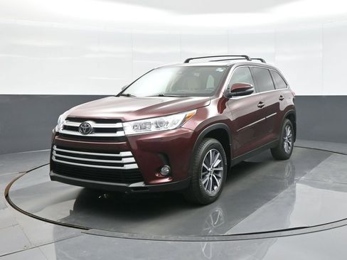 Used 2019 Toyota Highlander XLE image 3