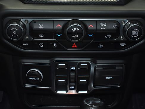 Used 2023 Jeep Wrangler Unlimited Sahara AWD/4WD image 30