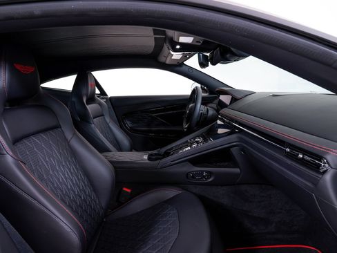Used 2025 Aston Martin DB12 Coupe RWD image 23