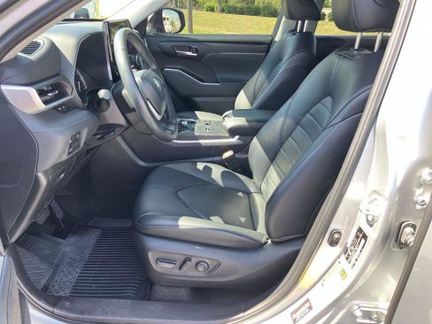 Used 2023 Toyota Highlander XLE image 13