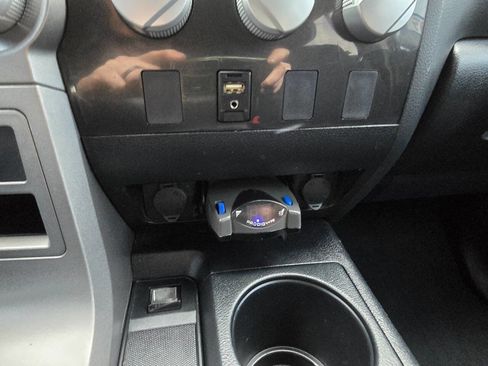 Used 2013 Toyota Tundra Grade 4x4 4dr CrewMax Cab Pick image 19