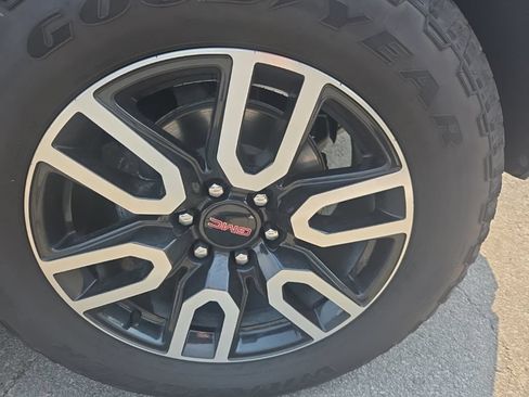 Used 2023 GMC Yukon AT4 w/ Technology Package AWD/4WD image 4
