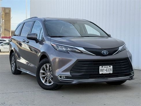 Used 2024 Toyota Sienna XLE image 2