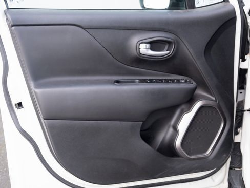 Used 2023 Jeep Renegade Limited image 15