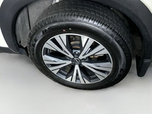 Used 2023 Nissan Rogue SV image 11