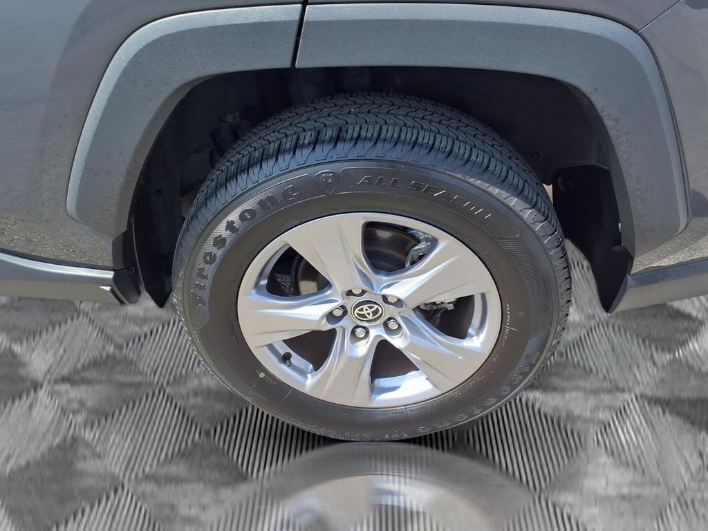 Used 2025 Toyota RAV4 XLE AWD/4WD image 25