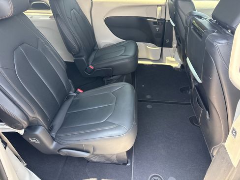 Used 2017 Chrysler Pacifica Touring-L Plus w/ Tire & Wheel Group FWD image 14