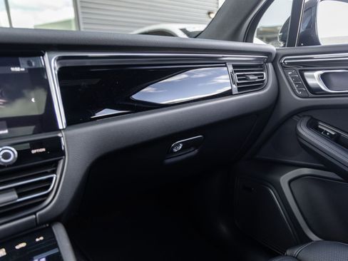 Certified 2026 Porsche Macan AWD/4WD image 34