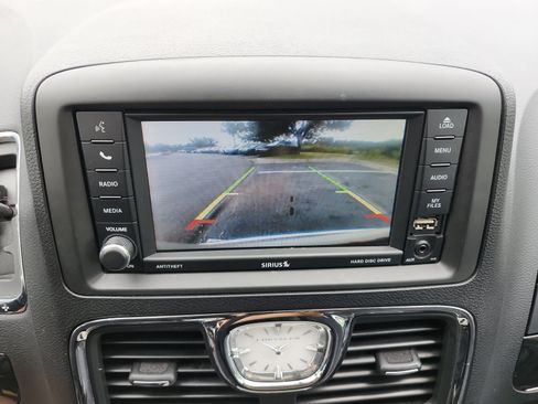 Used 2014 Chrysler Town & Country Touring-L FWD image 17