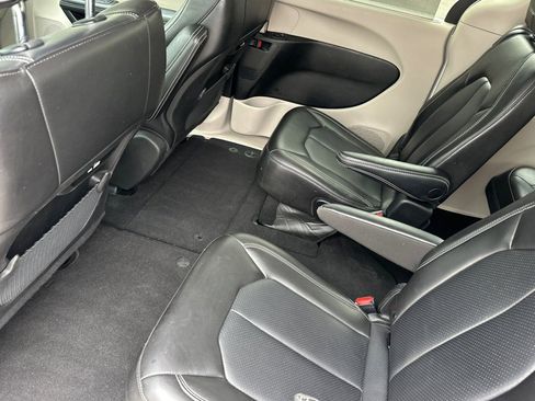 Used 2023 Chrysler Pacifica Touring-L FWD image 12