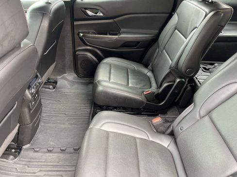 Used 2023 GMC Acadia SLT w/ Elevation Edition image 13