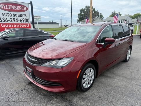 Used 2018 Chrysler Pacifica L FWD image 2