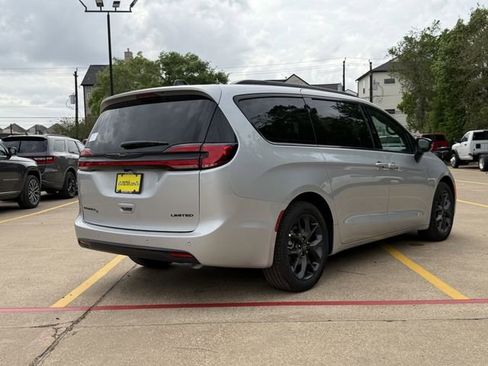New 2026 Chrysler Pacifica Limited image 7