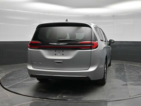 Used 2024 Chrysler Pacifica Touring-L FWD image 6