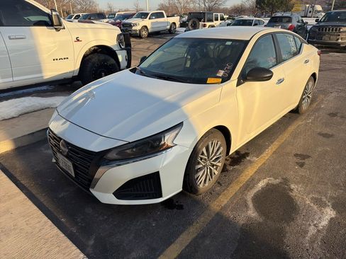Used 2025 Nissan Altima 2.5 SV image 2