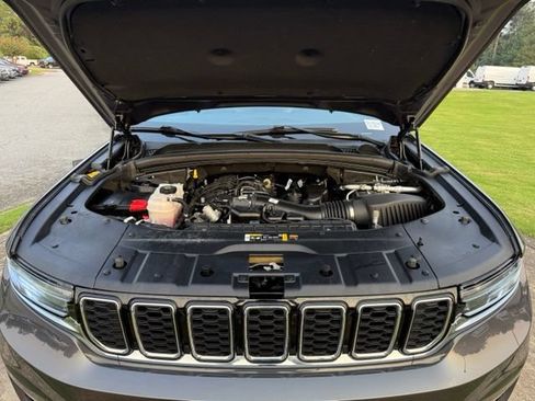 Used 2023 Jeep Grand Cherokee L Limited AWD/4WD image 30