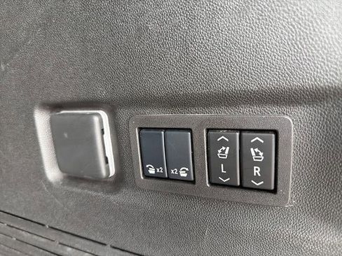 Used 2024 GMC Yukon XL Denali w/ Advanced Technology Package image 13