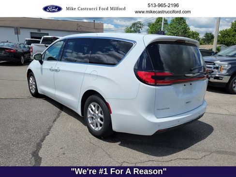 Used 2023 Chrysler Pacifica Touring-L FWD image 3