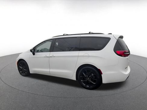 Used 2025 Chrysler Pacifica Limited FWD image 10