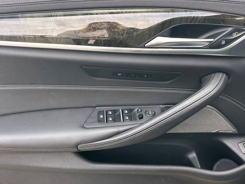 Used 2022 BMW M550i xDrive M550i xDrive w/ Dynamic Handling Package image 10