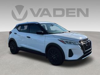 Used 2023 Nissan Kicks S image 1