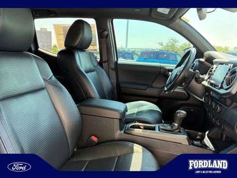 Used 2020 Toyota Tacoma TRD Off-Road w/ TRD Premium Off Road Package AWD/4WD image 19