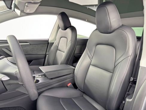 Used 2025 Tesla Model Y Long Range image 37