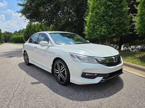 Used 2017 Honda Accord Touring image 7