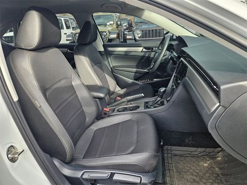 Used 2022 Volkswagen Passat 2.0T SE image 18