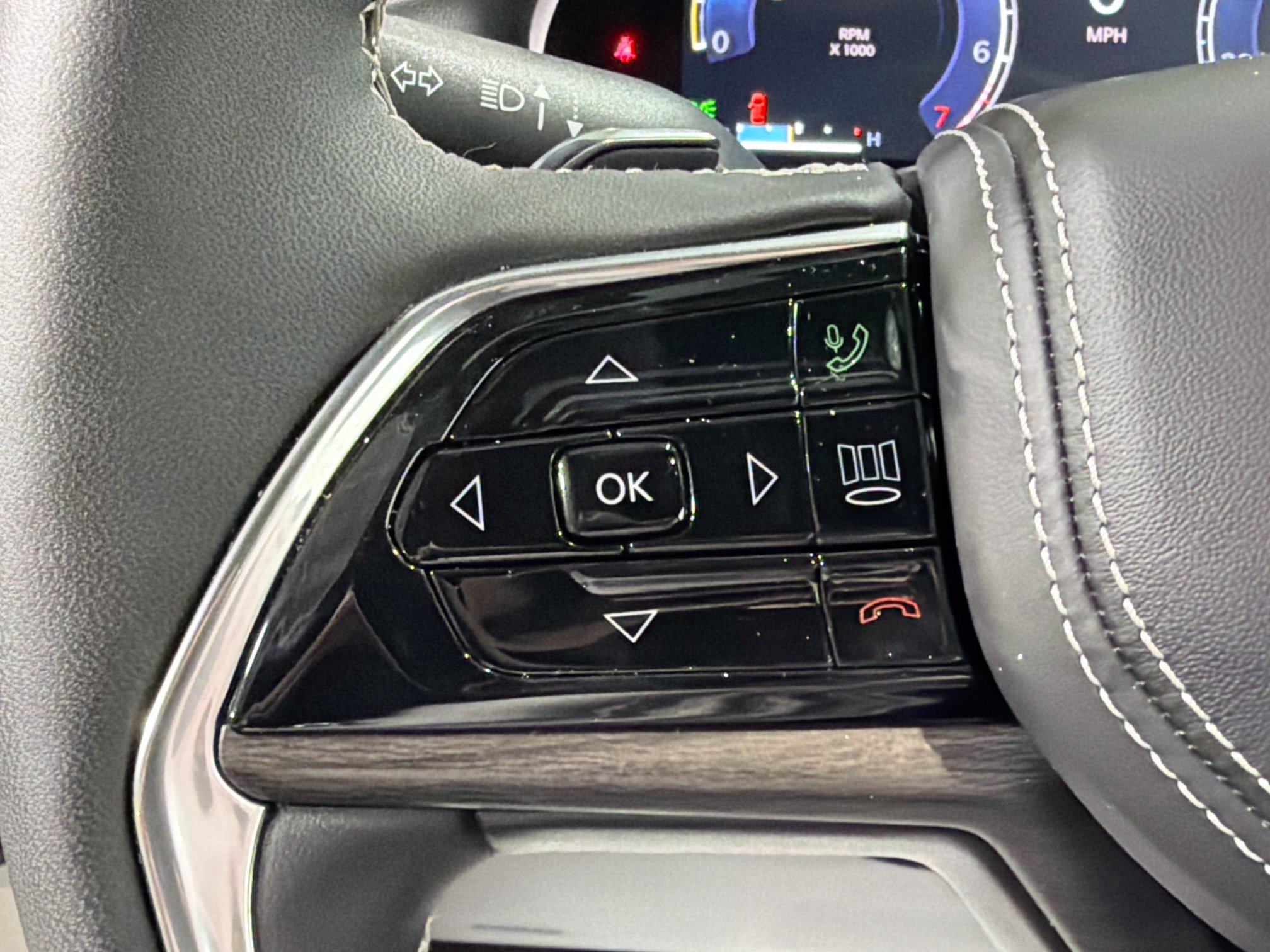 Used 2025 Jeep Grand Cherokee Overland w/ Luxury Tech Group IV AWD/4WD image 37