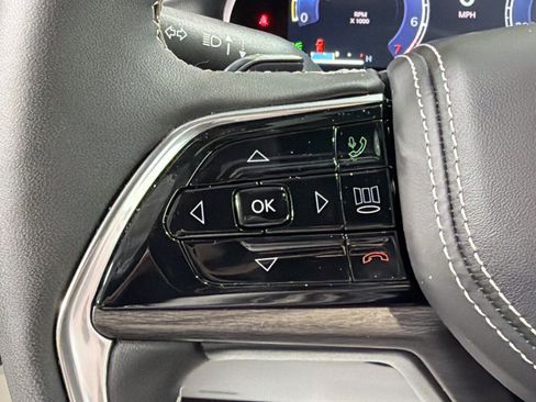 Used 2025 Jeep Grand Cherokee Overland w/ Luxury Tech Group IV AWD/4WD image 37