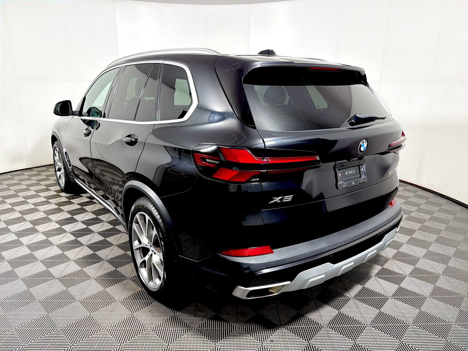 Used 2024 BMW X5 xDrive40i w/ Parking Assistance Package AWD/4WD image 5