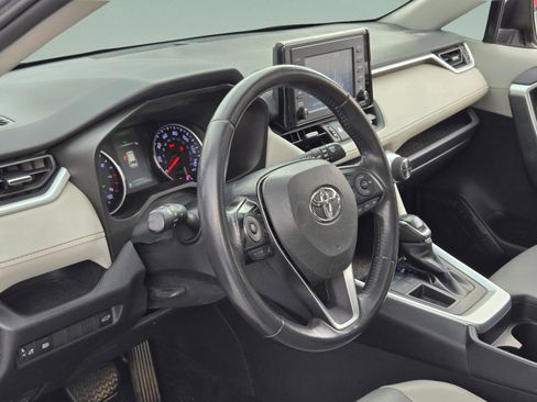 Used 2019 Toyota RAV4 XLE Premium FWD image 14