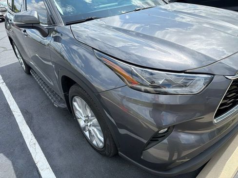 Used 2021 Toyota Highlander Limited AWD/4WD image 2