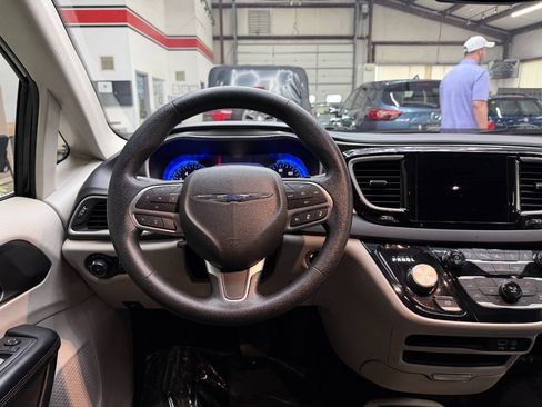 Used 2020 Chrysler Pacifica Touring w/ Advanced Safetytec Group FWD image 20