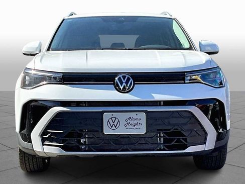 New 2025 Volkswagen Taos SE FWD image 3
