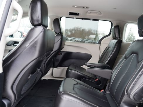 Used 2024 Chrysler Pacifica Touring-L image 23