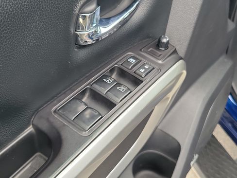 Used 2020 Nissan Titan SL w/ Moonroof Package AWD/4WD image 17
