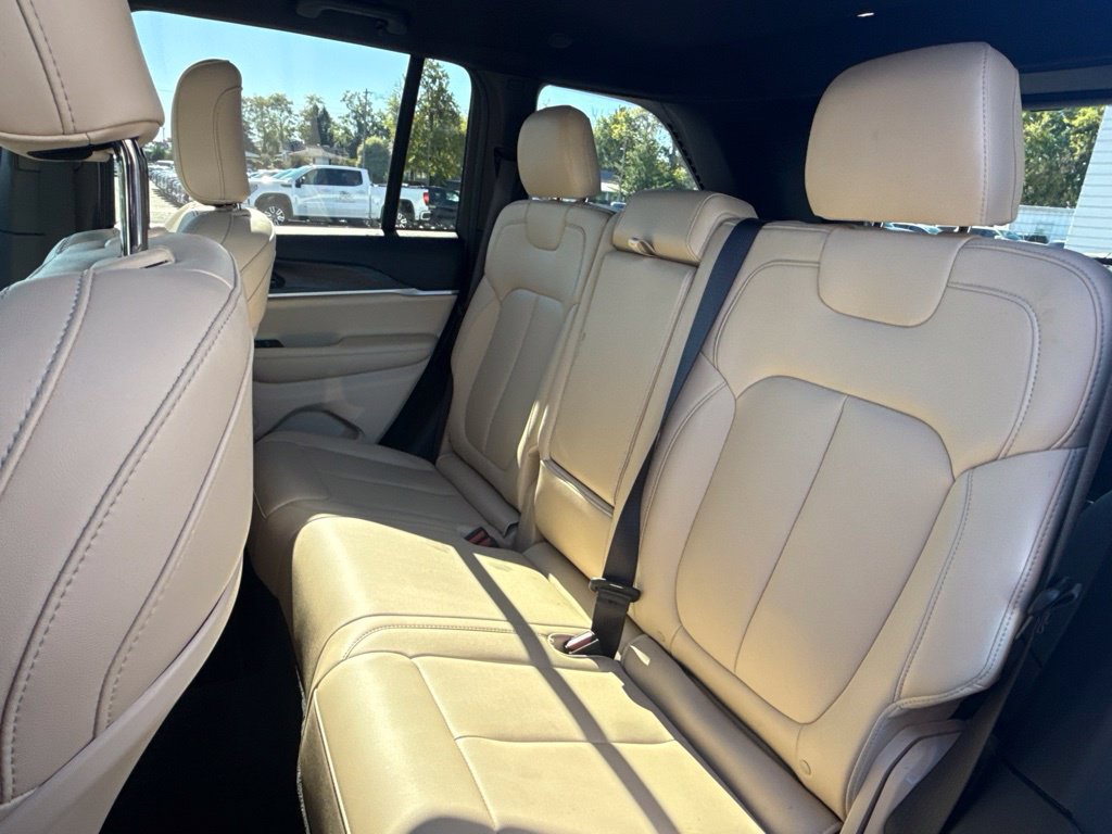 Used 2025 Jeep Grand Cherokee Limited AWD/4WD image 14