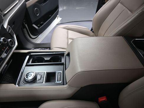 Used 2022 Ford Expedition XLT image 18