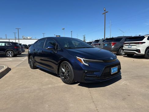 Used 2025 Toyota Corolla SE w/ SE Premium Package FWD image 3