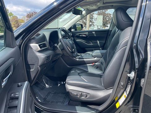 Used 2021 Toyota Highlander XLE image 13