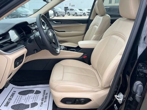 Used 2022 Jeep Grand Cherokee Limited w/ Luxury Tech Group II AWD/4WD image 12