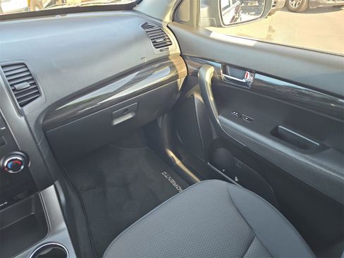 Used 2013 Kia Sorento LX image 11
