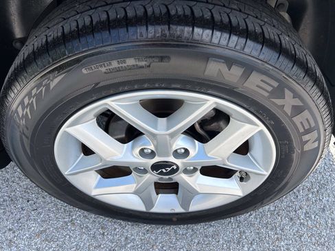 Used 2025 Kia Soul LX w/ LX Technology Package FWD image 7