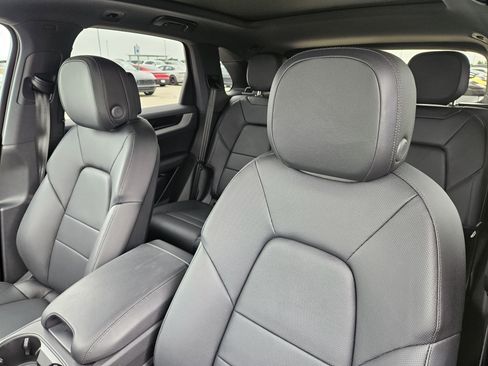 Used 2025 Porsche Cayenne AWD/4WD image 6
