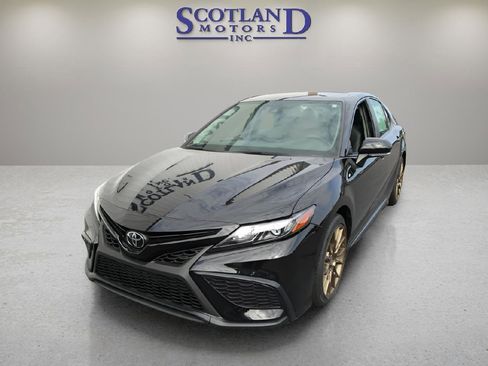 Used 2023 Toyota Camry SE image 3
