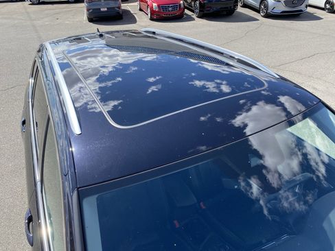 Used 2022 Volkswagen Tiguan SE w/ Panoramic Sunroof Package FWD image 10