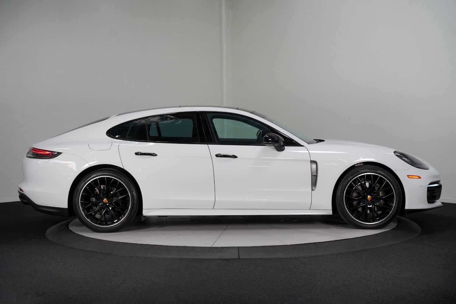 Used 2023 Porsche Panamera 4 Platinum Edition AWD/4WD image 9