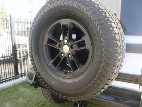 Used 2017 Jeep Wrangler Unlimited Sahara image 36